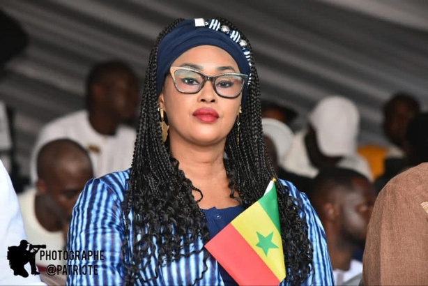 "Trois pelés et deux tondus" : Maimouna Bousso tacle la marche du FRDS à Genève "Trois pelés et deux tondus" : Maimouna Bousso tacle la marche du FRDS à Genève