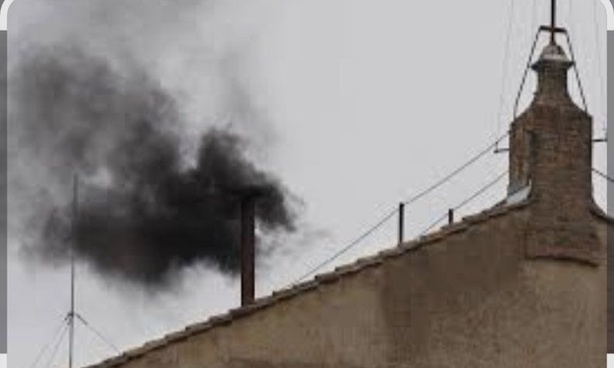 Fumée noire au-dessus de la Chapelle Sixtine : suspense prolongé pour le futur pape Fumée noire au-dessus de la Chapelle Sixtine : suspense prolongé pour le futur pape