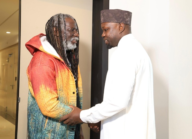 Dakar : Tiken Jah Fakoly reçu par le Premier ministre Ousmane Sonko Dakar : Tiken Jah Fakoly reçu par le Premier ministre Ousmane Sonko