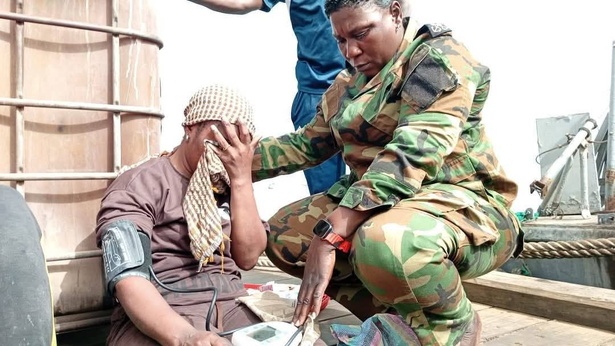 Gambie : un bateau de migrants intercepté avec 114 personnes à bord Gambie : un bateau de migrants intercepté avec 114 personnes à bord