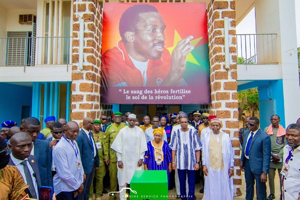 Sankara honoré : une tombe pour un héros de la révolution africaine Sankara honoré : une tombe pour un héros de la révolution africaine