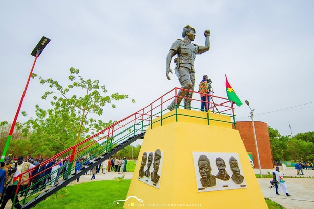 Sankara honoré : une tombe pour un héros de la révolution africaine Sankara honoré : une tombe pour un héros de la révolution africaine