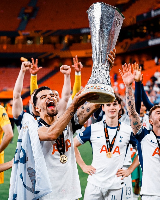 Tottenham remporte la Ligue Europa 2025 face à Manchester United (1-0) Tottenham remporte la Ligue Europa 2025 face à Manchester United (1-0)