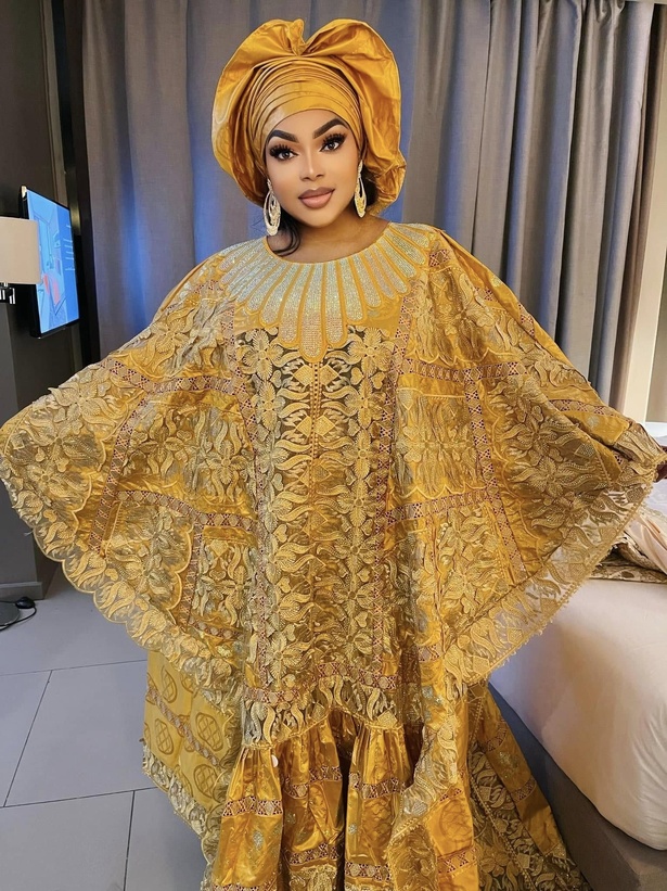 L’influenceuse ivoirienne surprend avec des tenues africaines sobres et élégantes L’influenceuse ivoirienne surprend avec des tenues africaines sobres et élégantes