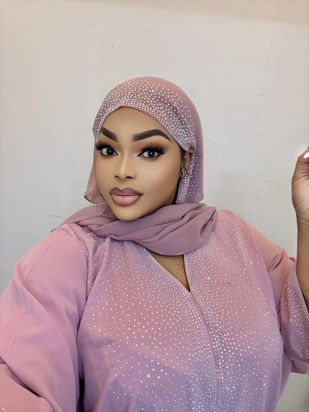 L’influenceuse ivoirienne surprend avec des tenues africaines sobres et élégantes L’influenceuse ivoirienne surprend avec des tenues africaines sobres et élégantes