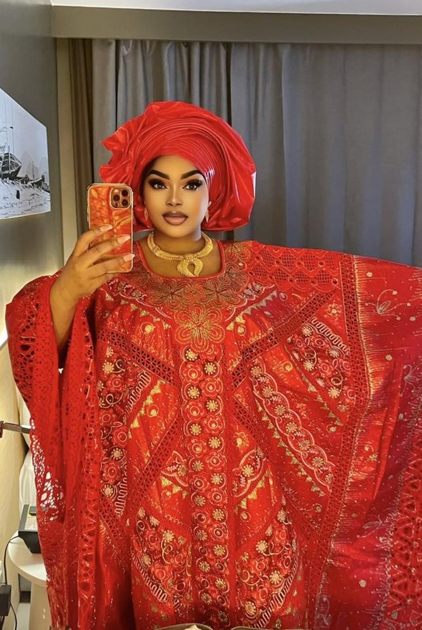 L’influenceuse ivoirienne surprend avec des tenues africaines sobres et élégantes L’influenceuse ivoirienne surprend avec des tenues africaines sobres et élégantes