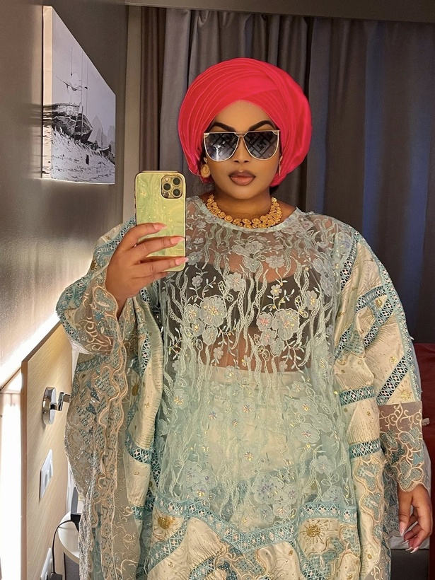 L’influenceuse ivoirienne surprend avec des tenues africaines sobres et élégantes L’influenceuse ivoirienne surprend avec des tenues africaines sobres et élégantes