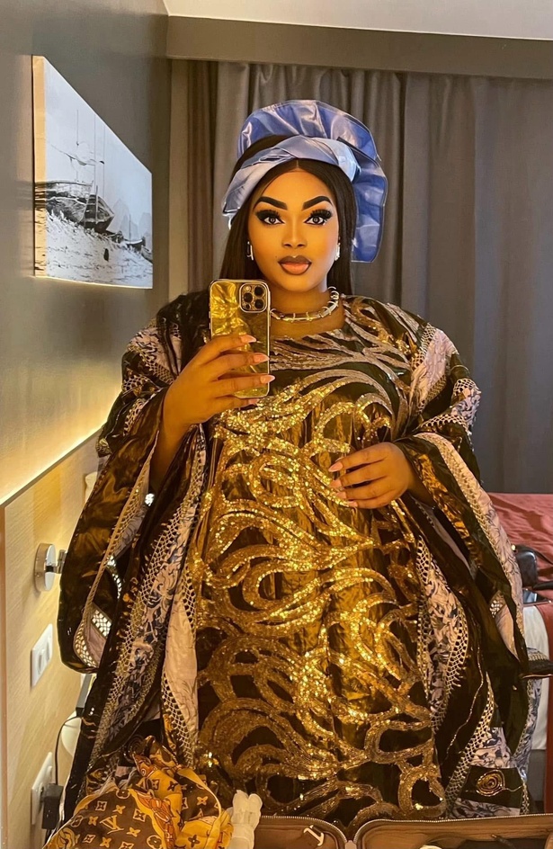 L’influenceuse ivoirienne surprend avec des tenues africaines sobres et élégantes L’influenceuse ivoirienne surprend avec des tenues africaines sobres et élégantes