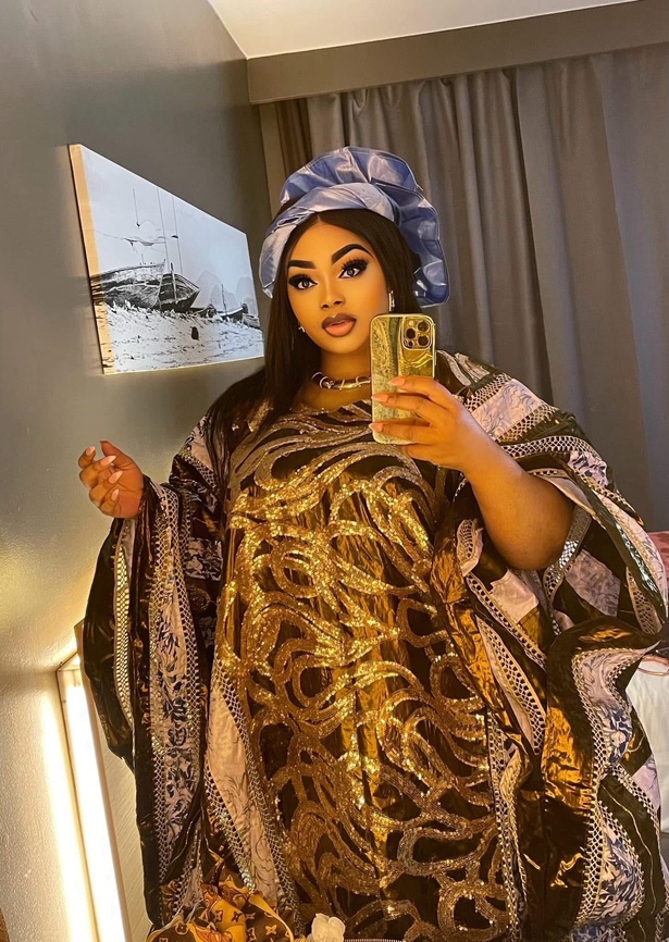 L’influenceuse ivoirienne surprend avec des tenues africaines sobres et élégantes L’influenceuse ivoirienne surprend avec des tenues africaines sobres et élégantes