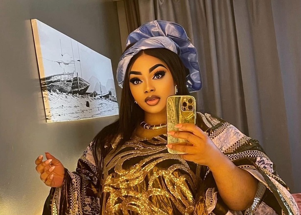 L’influenceuse ivoirienne surprend avec des tenues africaines sobres et élégantes L’influenceuse ivoirienne surprend avec des tenues africaines sobres et élégantes