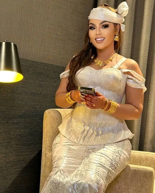 Critiquée pour ses tenues, une influenceuse malienne surprend en adoptant l’habit traditionnel Critiquée pour ses tenues, une influenceuse malienne surprend en adoptant l’habit traditionnel