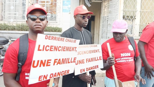 Marche des ex-salariés : "Derrière chaque licenciement, une famille en danger" Marche des ex-salariés : "Derrière chaque licenciement, une famille en danger"