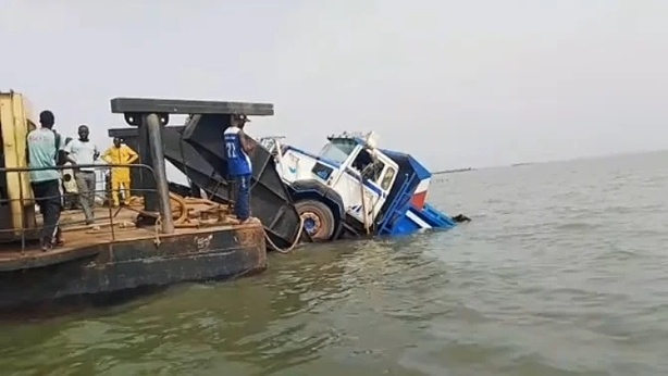 Accident à Sédhiou : un camion tombe dans le fleuve lors de la traversée Accident à Sédhiou : un camion tombe dans le fleuve lors de la traversée