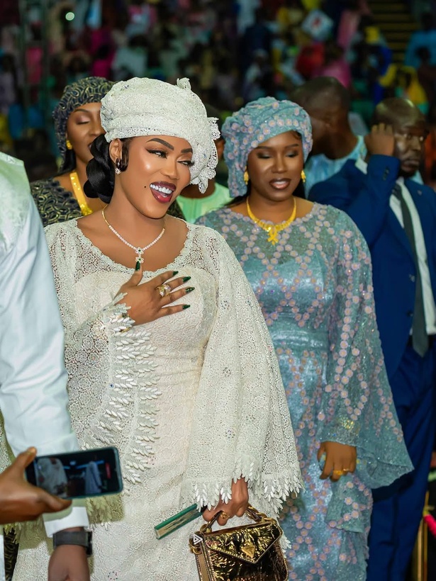 Sokhna Aïda Diallo rallie le régime de Diomaye et Sonko : « Nous n’avons de comptes à rendre à personne » Sokhna Aïda Diallo rallie le régime de Diomaye et Sonko : « Nous n’avons de comptes à rendre à personne »