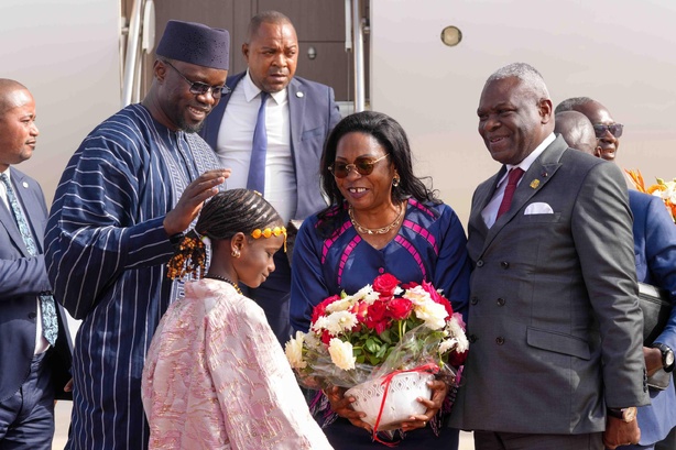 Visite officielle : Le Premier ministre congolais accueilli à Dakar par Ousmane Sonko Visite officielle : Le Premier ministre congolais accueilli à Dakar par Ousmane Sonko