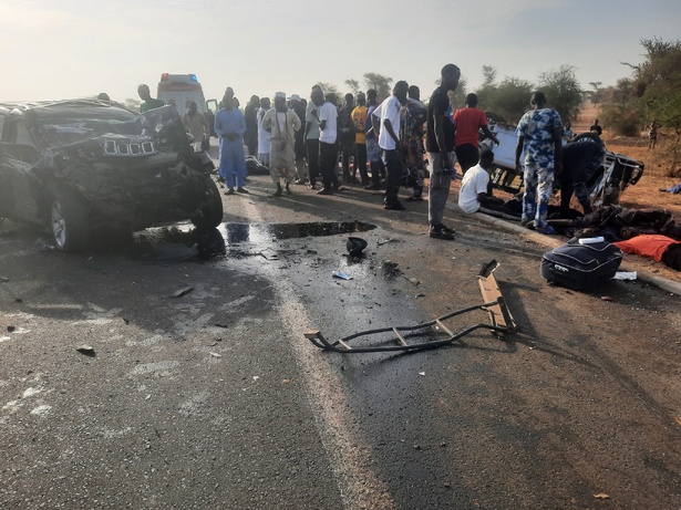Accident sur l’autoroute Ila Touba : une femme tuée, 15 blessés dont 7 graves Accident sur l’autoroute Ila Touba : une femme tuée, 15 blessés dont 7 graves