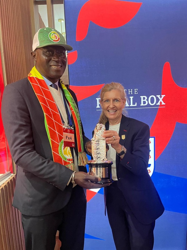Londres : Échange de cadeaux entre Me Augustin Senghor et Debbie Hewitt, présidente de la fédération anglaise de football Londres : Échange de cadeaux entre Me Augustin Senghor et Debbie Hewitt, présidente de la fédération anglaise de football