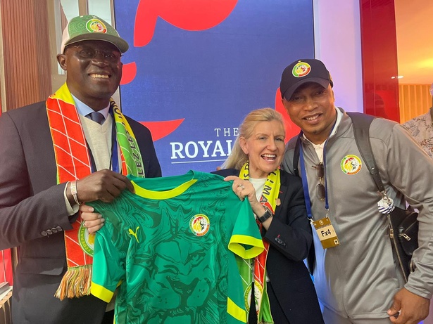 Londres : Échange de cadeaux entre Me Augustin Senghor et Debbie Hewitt, présidente de la fédération anglaise de football Londres : Échange de cadeaux entre Me Augustin Senghor et Debbie Hewitt, présidente de la fédération anglaise de football
