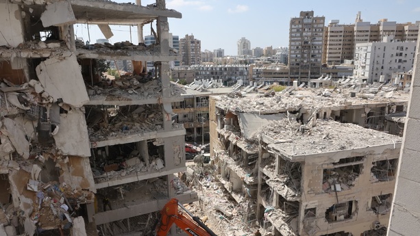 Missiles iraniens sur la ville de Bat Yam : scènes de chaos aux portes de Tel-Aviv Missiles iraniens sur la ville de Bat Yam : scènes de chaos aux portes de Tel-Aviv