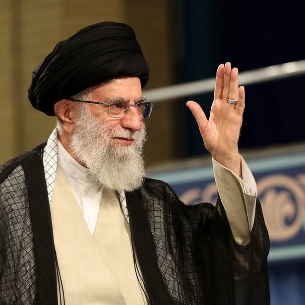 Qui est Ali Khamenei, le guide religieux qui défie l’Occident depuis 35 ans ? Qui est Ali Khamenei, le guide religieux qui défie l’Occident depuis 35 ans ?