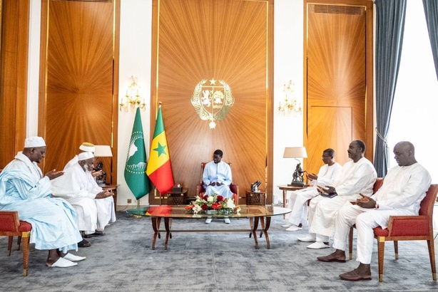 Première dans l’histoire du Sénégal : le Khalife du Fouladou reçu au Palais présidentiel Première dans l’histoire du Sénégal : le Khalife du Fouladou reçu au Palais présidentiel