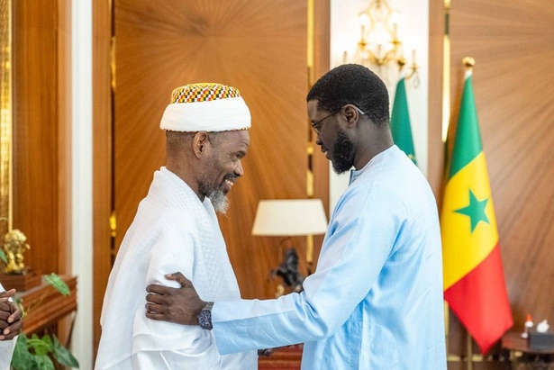 Première dans l’histoire du Sénégal : le Khalife du Fouladou reçu au Palais présidentiel Première dans l’histoire du Sénégal : le Khalife du Fouladou reçu au Palais présidentiel