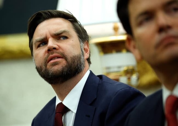 Frappes américaines en Iran : Le vice-président des États-Unis assure que Washington n’est « pas en guerre contre l’Iran » Frappes américaines en Iran : Le vice-président des États-Unis assure que Washington n’est « pas en guerre contre l’Iran »