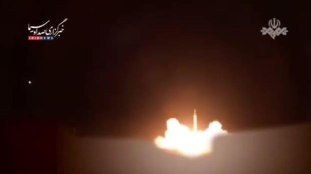 L’Iran publie des images du tir de missiles sur une base américaine au Qatar (vidéo) L’Iran publie des images du tir de missiles sur une base américaine au Qatar (vidéo)