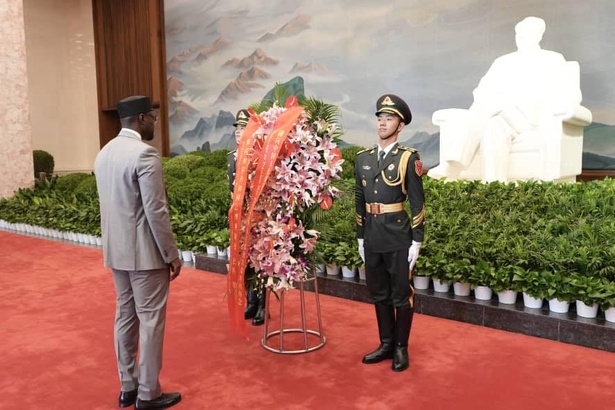 Pekin : le Premier ministre sénégalais au mausolée de Mao Pekin : le Premier ministre sénégalais au mausolée de Mao