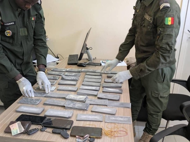 Ziguinchor : Ce que les Douaniers ont saisi dans une maison du quartier Kadior… Ziguinchor : Ce que les Douaniers ont saisi dans une maison du quartier Kadior…