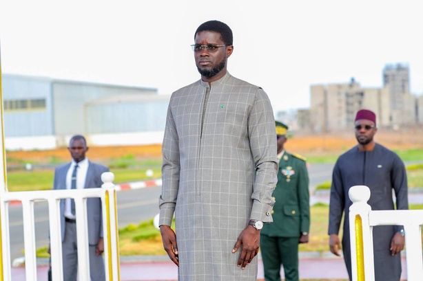 Le Chef de l’État quitte Dakar pour une conférence internationale à Séville Le Chef de l’État quitte Dakar pour une conférence internationale à Séville