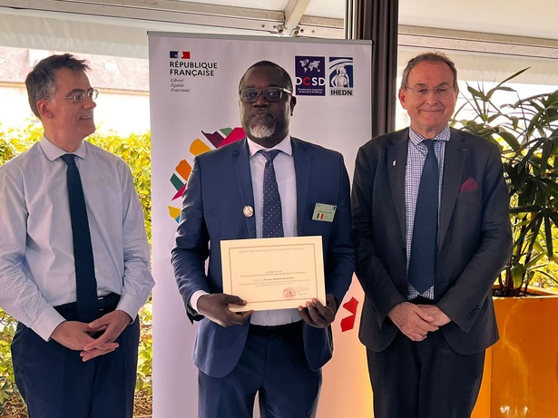 Forum FICA : Mamadou Mouth BANE honoré à Paris Forum FICA : Mamadou Mouth BANE honoré à Paris