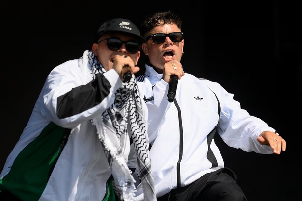 « Mort, mort aux soldats israéliens » : Bob Vylan et Kneecap secouent l’Occident « Mort, mort aux soldats israéliens » : Bob Vylan et Kneecap secouent l’Occident