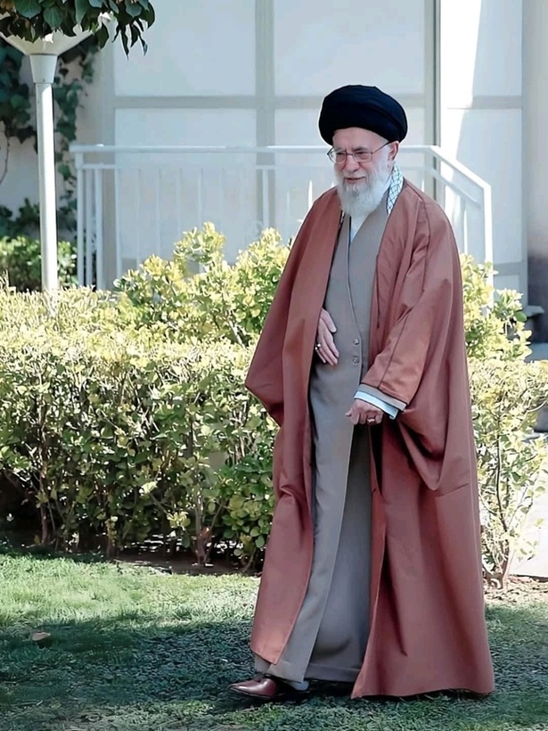 Iran : un livre dévoile la pensée stratégique du Guide suprême Iran : un livre dévoile la pensée stratégique du Guide suprême