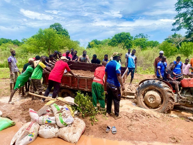 Fogny isolé : une route dégradée menace l’économie et les urgences sanitaires (Vidéo) Fogny isolé : une route dégradée menace l’économie et les urgences sanitaires (Vidéo)