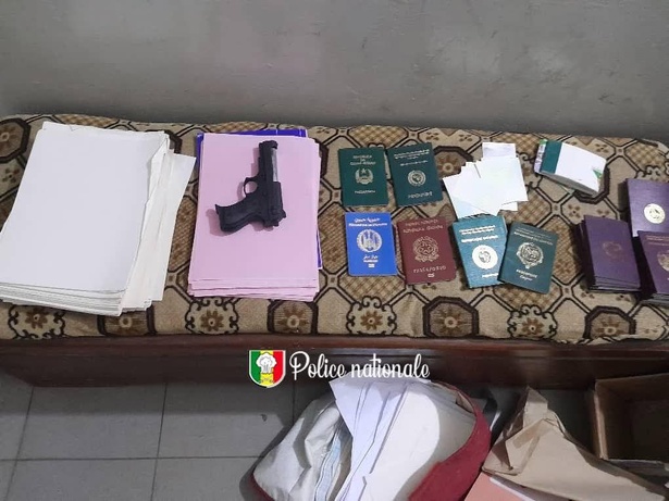 Réseau de faussaires démantelé : trois individus arrêtés à Dakar pour fabrication de fausses cartes consulaires guinéennes Réseau de faussaires démantelé : trois individus arrêtés à Dakar pour fabrication de fausses cartes consulaires guinéennes