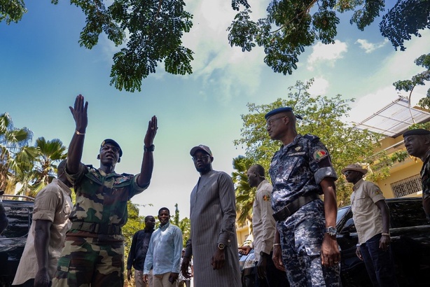 Dakar : Le président Faye visite les sites militaires repris à la France Dakar : Le président Faye visite les sites militaires repris à la France