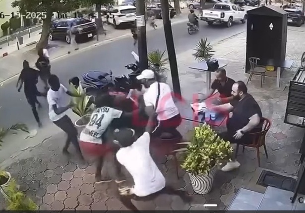 Vidéo choc : des enfants agressent des clients devant un restaurant après les combats Vidéo choc : des enfants agressent des clients devant un restaurant après les combats
