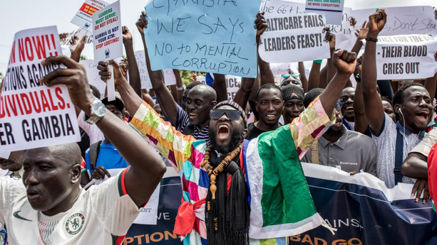 Colère populaire en Gambie : plus d’un millier de manifestants contre la gouvernance Barrow Colère populaire en Gambie : plus d’un millier de manifestants contre la gouvernance Barrow