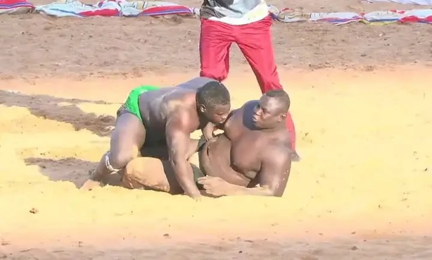 Lutte Sénégalaise : Jackson JR terrasse Bombardier Lutte Sénégalaise : Jackson JR terrasse Bombardier
