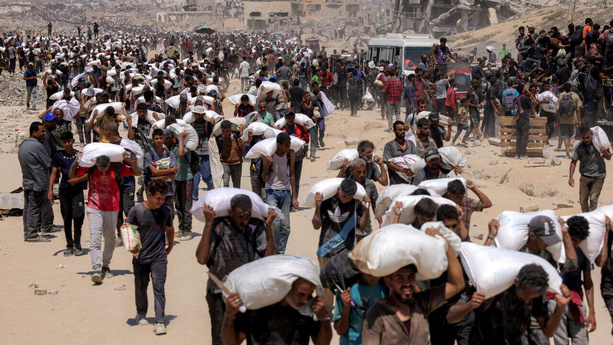 Gaza : une aide humanitaire insuffisante, parachutée dans le chaos Gaza : une aide humanitaire insuffisante, parachutée dans le chaos