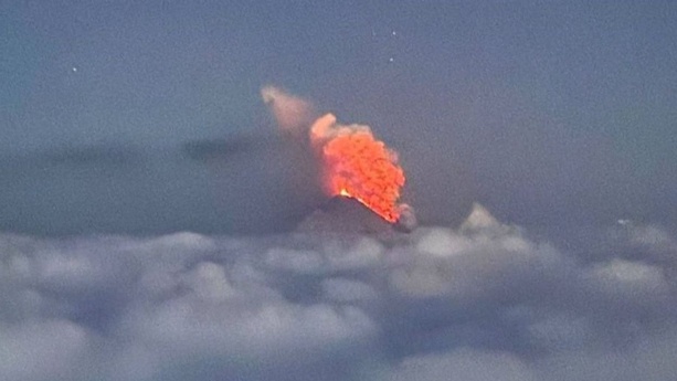 Éruption du volcan Klioutchevskoï, après un séisme de magnitude 8,8 au Kamtchatka Éruption du volcan Klioutchevskoï, après un séisme de magnitude 8,8 au Kamtchatka