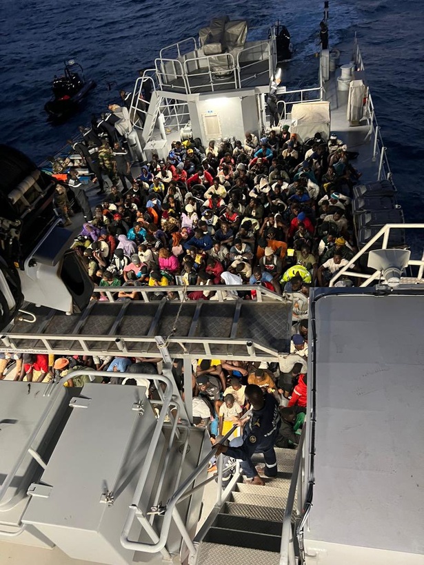 Sénégal : 239 migrants secourus par la Marine nationale au large de Saint-Louis Sénégal : 239 migrants secourus par la Marine nationale au large de Saint-Louis