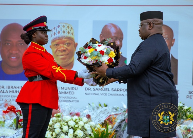 Crash d’hélicoptère au Ghana : Julius Maada Bio présente les condoléances de la CEDEAO Crash d’hélicoptère au Ghana : Julius Maada Bio présente les condoléances de la CEDEAO