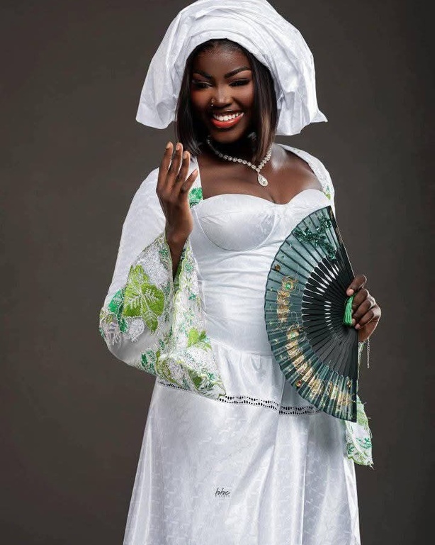 L’éventail de Fatou Ndiaye, l’accessoire parfait pour un été stylé L’éventail de Fatou Ndiaye, l’accessoire parfait pour un été stylé