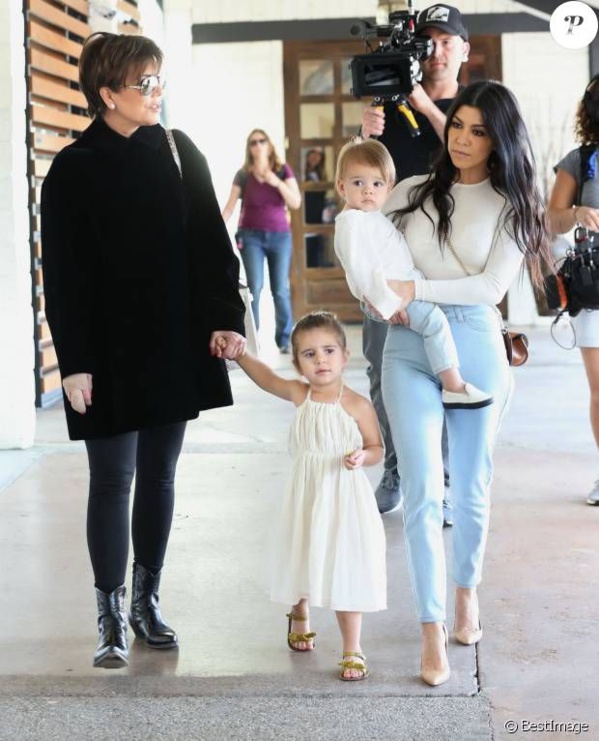 Kourtney Kardashian : Stylée pour un week-end détente en famille Kourtney Kardashian : Stylée pour un week-end détente en famille