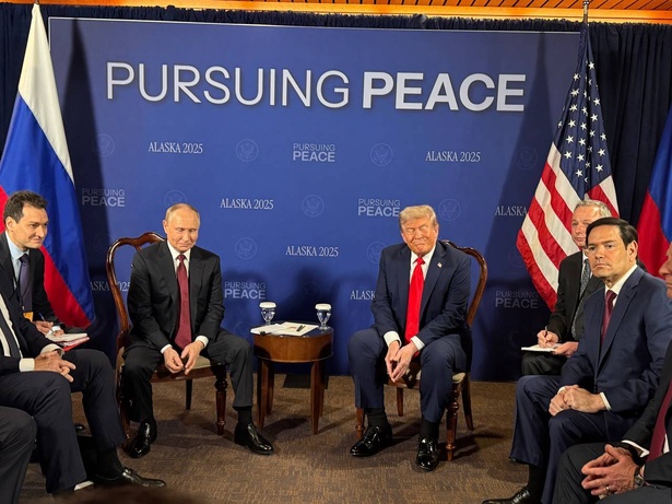 Sommet Trump-Poutine: la réunion entre les deux présidents et leurs conseillers est en cours Sommet Trump-Poutine: la réunion entre les deux présidents et leurs conseillers est en cours