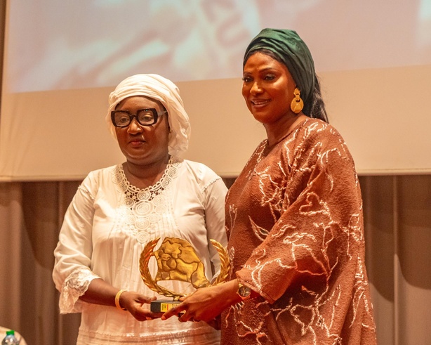 Dédicace de « Confidences d’une légende du basket-ball » : Khady Diene Gaye rend hommage à Mame Maty Mbengue Dédicace de « Confidences d’une légende du basket-ball » : Khady Diene Gaye rend hommage à Mame Maty Mbengue