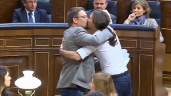 Espagne : le leader de Podemos embrasse un député sur la bouche Espagne : le leader de Podemos embrasse un député sur la bouche