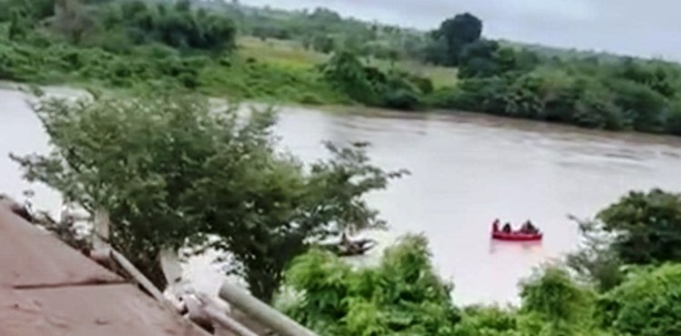 Bénin: un mort et 44 disparus après la chute d'un bus dans le fleuve Ouémé